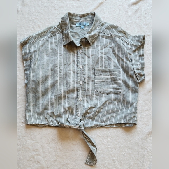 She and Sky Tops - LIKE NEW She and Sky Sage Green Button Down Crop Top with Cap Sleeves